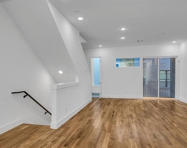 426 W 9th Street - Photo Thumbnail 7