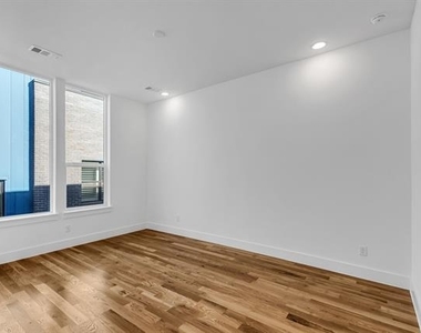 426 W 9th Street - Photo Thumbnail 17
