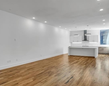 426 W 9th Street - Photo Thumbnail 6