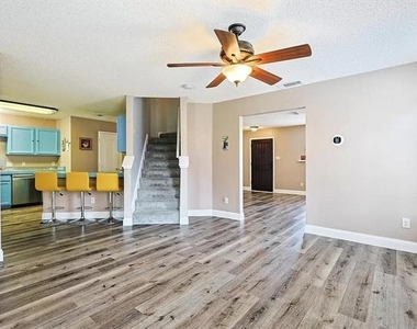 1404 Ross Drive - Photo Thumbnail 4