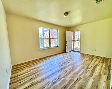 5004 Chapman Street - Photo Thumbnail 4