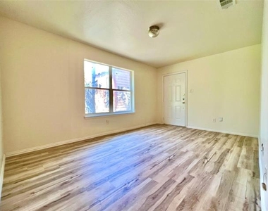 5004 Chapman Street - Photo Thumbnail 3