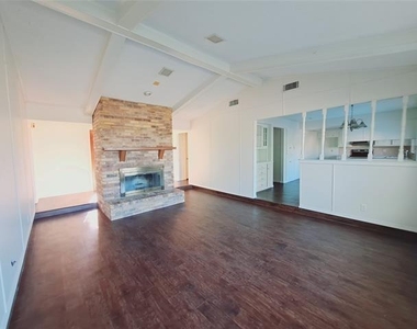 4106 Cedar Creek Drive - Photo Thumbnail 4