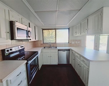 4106 Cedar Creek Drive - Photo Thumbnail 8