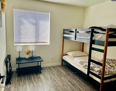 2745 E Hartford Avenue - Photo Thumbnail 8