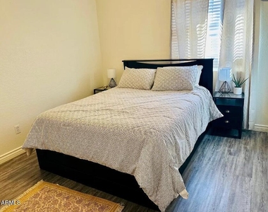 2745 E Hartford Avenue - Photo Thumbnail 9