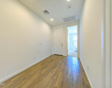 40005 W Elm Drive - Photo Thumbnail 3