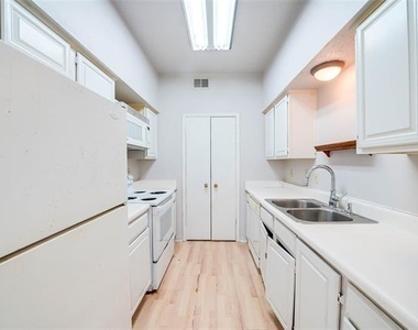 3550 Country Square Drive - Photo Thumbnail 7