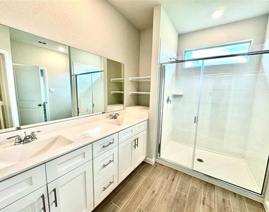 4308 Cornelia Street - Photo Thumbnail 10