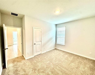 4308 Cornelia Street - Photo Thumbnail 12