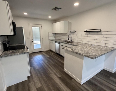 1229 W 4th Street - Photo Thumbnail 4