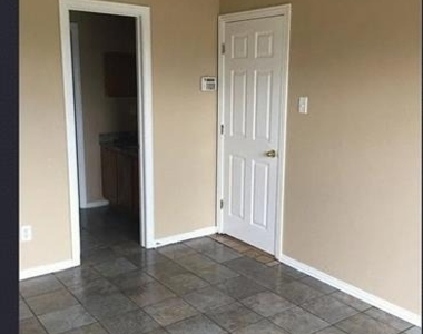 2202 Brookview Drive - Photo Thumbnail 10