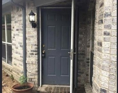 2202 Brookview Drive - Photo Thumbnail 4
