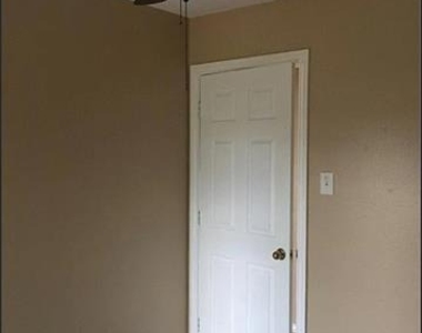 2202 Brookview Drive - Photo Thumbnail 14