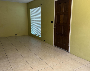 10407 N 11th Place - Photo Thumbnail 2