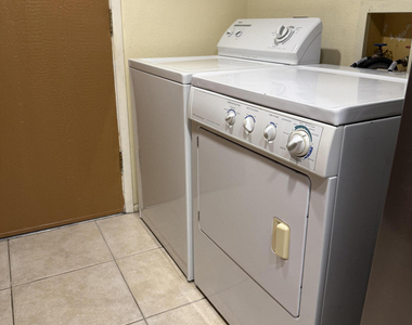 10407 N 11th Place - Photo Thumbnail 4