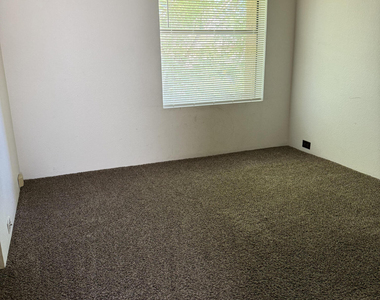10407 N 11th Place - Photo Thumbnail 7