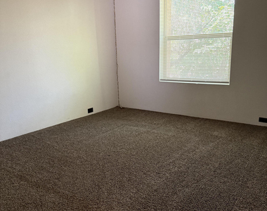 10407 N 11th Place - Photo Thumbnail 5