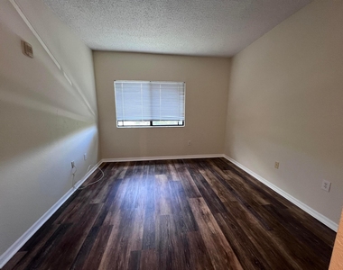 2802 Sarento Place - Photo Thumbnail 10