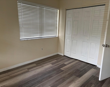 4612 Boabadilla Avenue - Photo Thumbnail 11