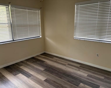 4612 Boabadilla Avenue - Photo Thumbnail 10