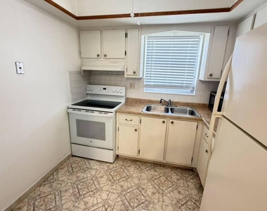 2727 Dudley Drive W - Photo Thumbnail 3