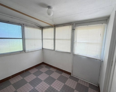 2727 Dudley Drive W - Photo Thumbnail 16