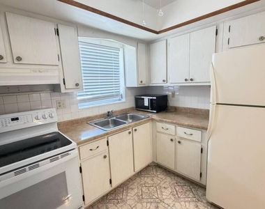 2727 Dudley Drive W - Photo Thumbnail 4