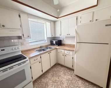2727 Dudley Drive W - Photo Thumbnail 2