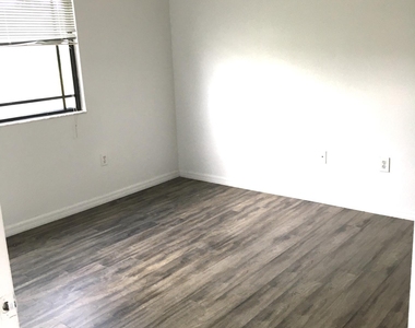 2801 Sarento Place - Photo Thumbnail 6