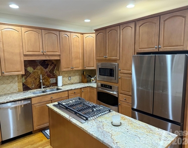 421 Spring Street - Photo Thumbnail 3