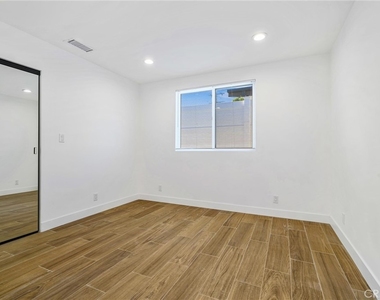 5706 Burnet Avenue - Photo Thumbnail 8