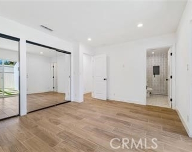 5706 Burnet Avenue - Photo Thumbnail 10