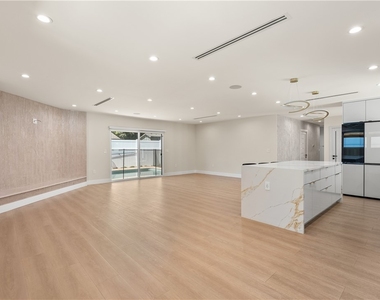 18921 Keswick Street - Photo Thumbnail 6