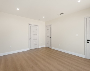 18921 Keswick Street - Photo Thumbnail 12