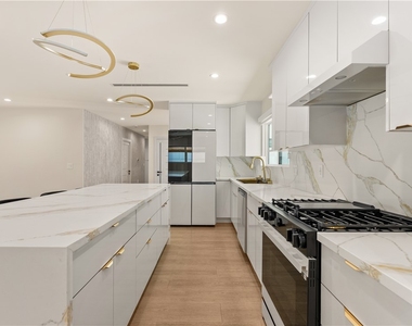 18921 Keswick Street - Photo Thumbnail 3