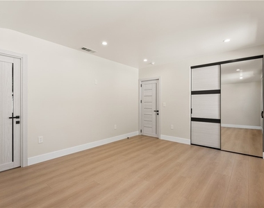 18921 Keswick Street - Photo Thumbnail 15