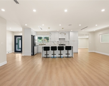 18921 Keswick Street - Photo Thumbnail 5