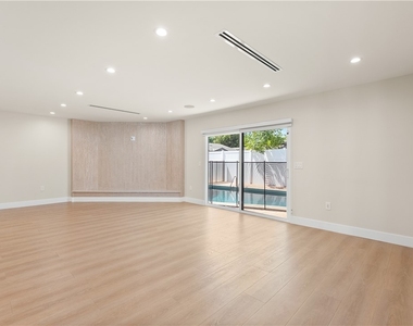 18921 Keswick Street - Photo Thumbnail 7
