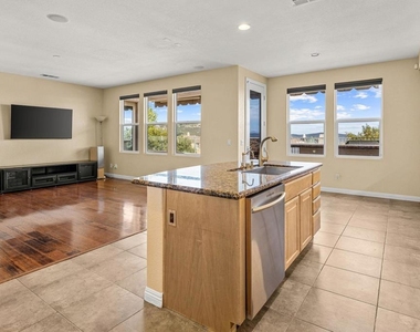 851 Antilla Way - Photo Thumbnail 11