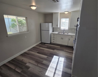 8371 Bennett Avenue - Photo Thumbnail 4