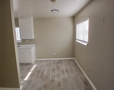 687 W 17th - Photo Thumbnail 4