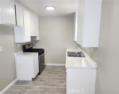687 W 17th - Photo Thumbnail 8