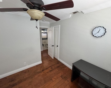 1250 Cape Cod Way - Photo Thumbnail 10