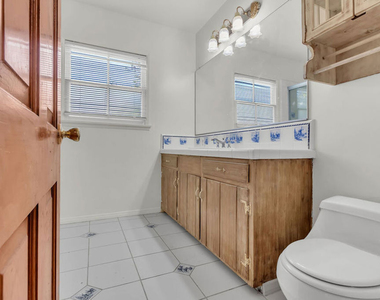 9322 Lasaine Avenue - Photo Thumbnail 15