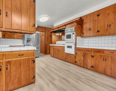 9322 Lasaine Avenue - Photo Thumbnail 10