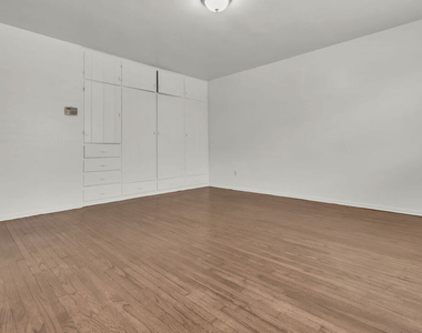 9322 Lasaine Avenue - Photo Thumbnail 17