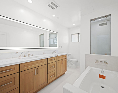 136 S Palm Drive - Photo Thumbnail 9