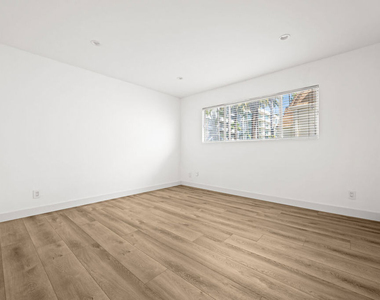 136 S Palm Drive - Photo Thumbnail 7