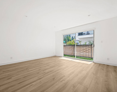 136 S Palm Drive - Photo Thumbnail 12